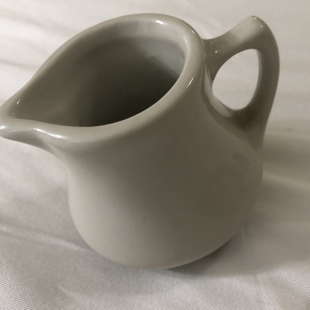 Vintage hall pottery mini creamer/syrup. - Picture 4 of 4